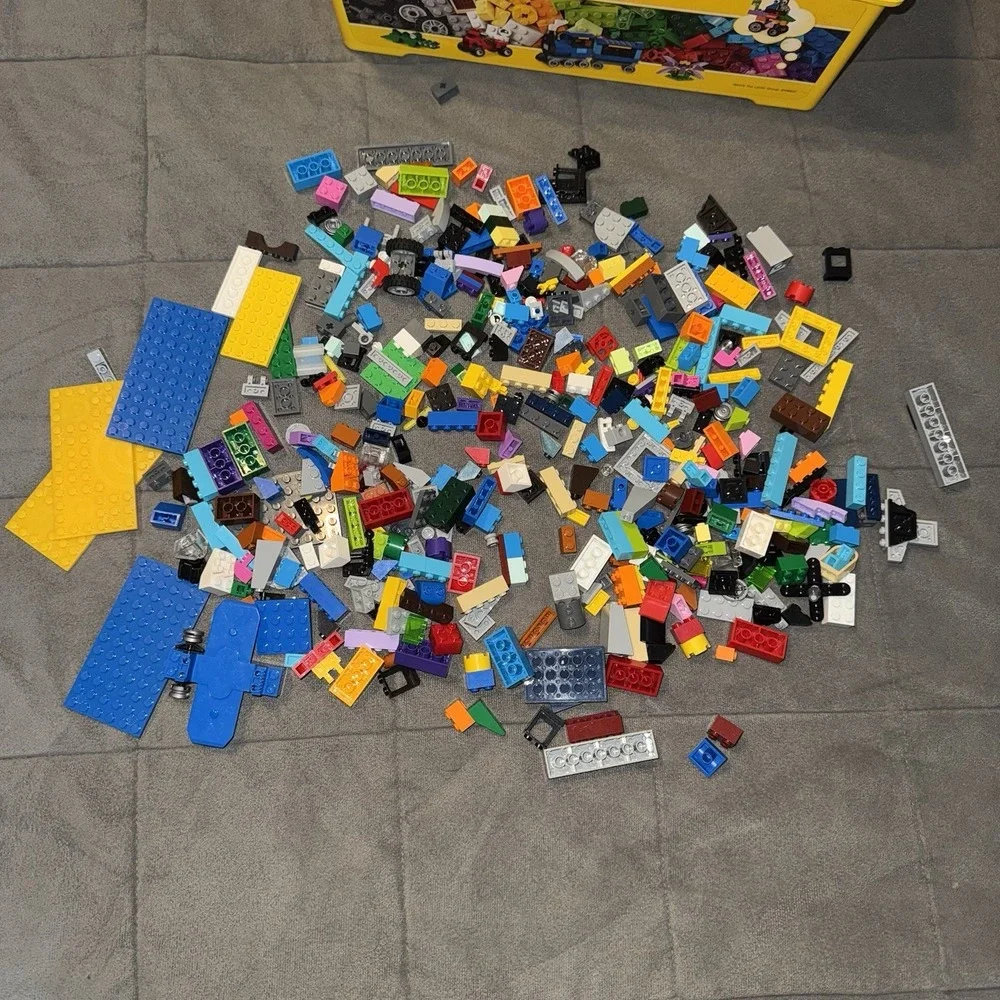 LEGO Classic Creative Brick Box Yellow Storage Bin 8 Stud & Mixed LEGO Lot